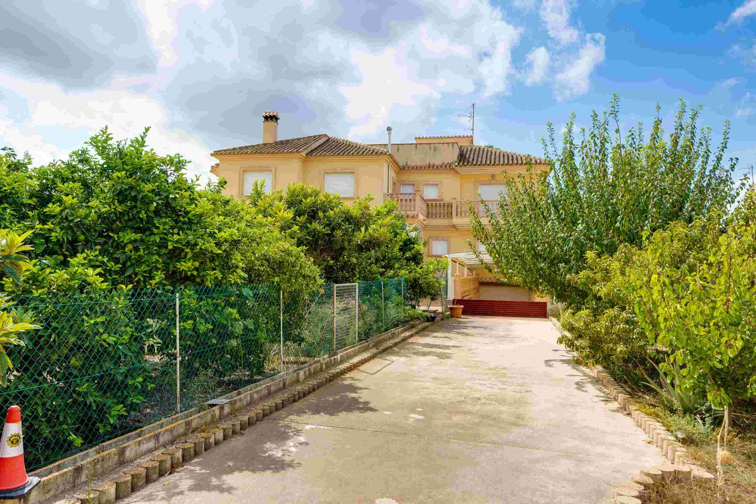 VILLA INDIVIDUELLE DE LUXE EXCLUSIVE À ORIHUELA AVEC UN GRAND TERRAIN ET UNE INTIMITÉ TOTALE