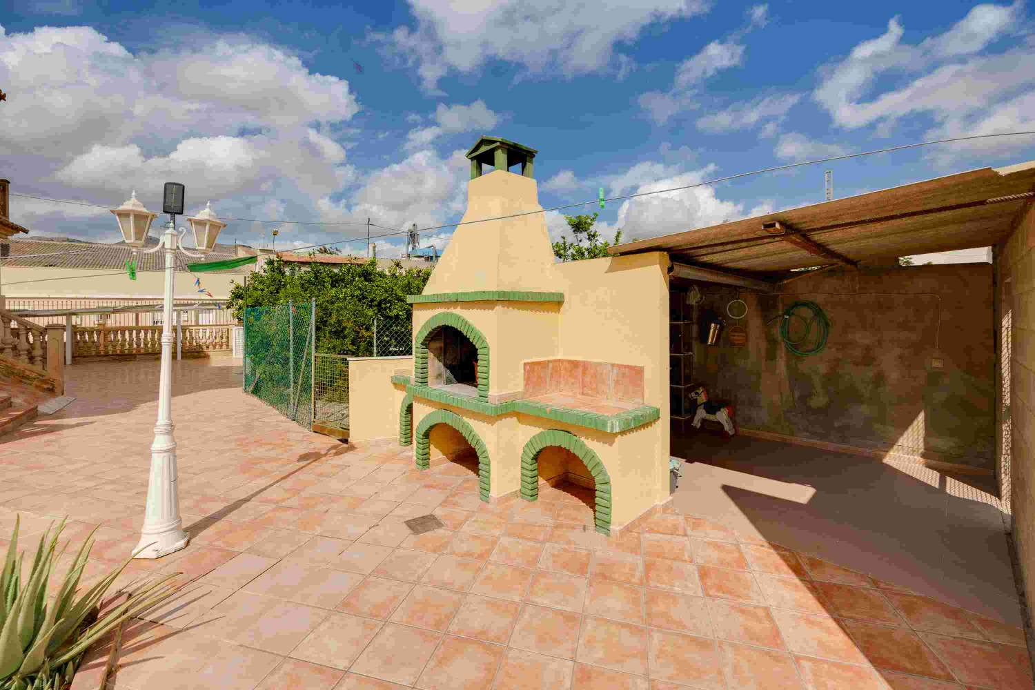 VILLA INDIVIDUELLE DE LUXE EXCLUSIVE À ORIHUELA AVEC UN GRAND TERRAIN ET UNE INTIMITÉ TOTALE