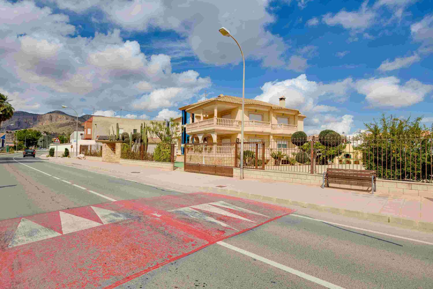 EXCLUSIVE LUXURY DETACHED VILLA IN ORIHUELA WITH LARGE PLOT AND TOTAL PRIVACY