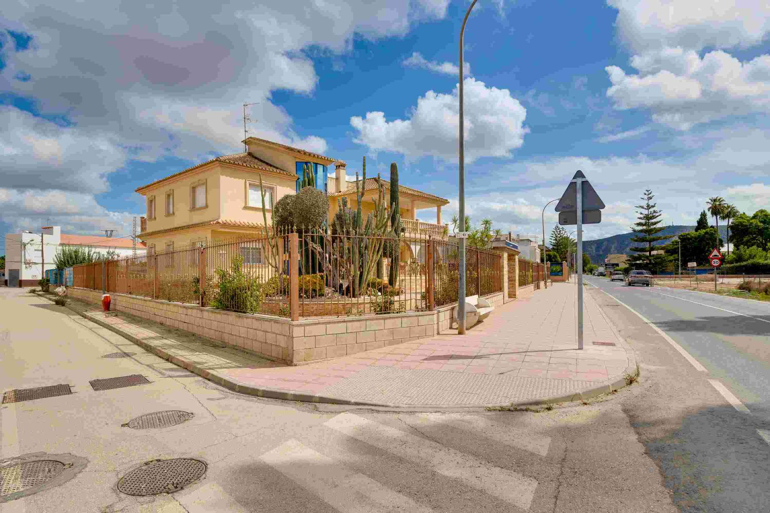 EXCLUSIVO CHALET INDEPENDIENTE DE LUJO EN ORIHUELA CON AMPLIA PARCELA Y TOTAL PRIVACIDAD