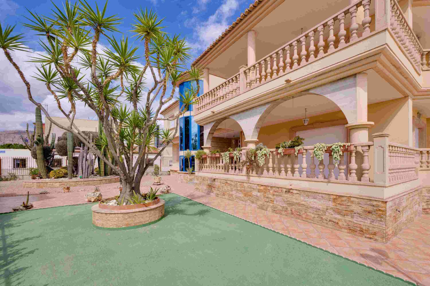 EXCLUSIVE LUXURY DETACHED VILLA IN ORIHUELA WITH LARGE PLOT AND TOTAL PRIVACY