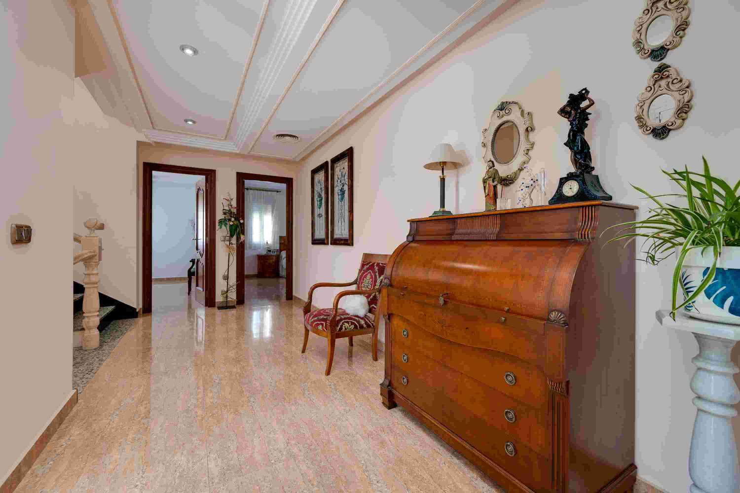 VILLA INDIVIDUELLE DE LUXE EXCLUSIVE À ORIHUELA AVEC UN GRAND TERRAIN ET UNE INTIMITÉ TOTALE