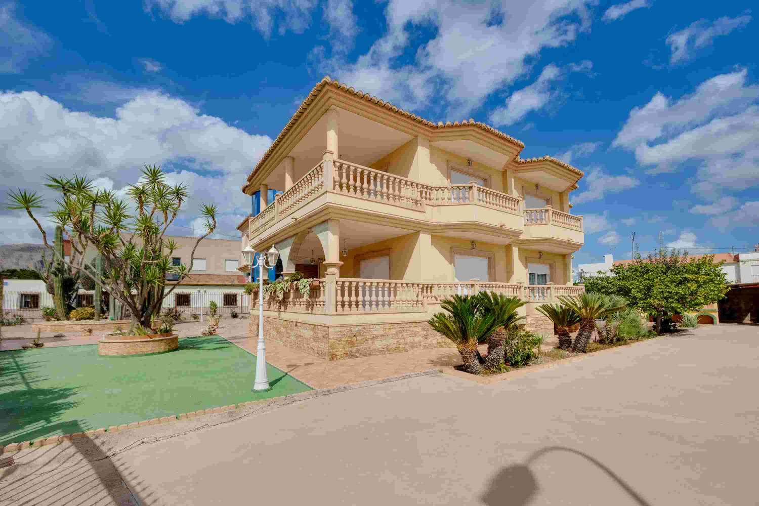 ESCLUSIVA VILLA INDIPENDENTE DI LUSSO A ORIHUELA CON AMPIO TERRENO E TOTALE PRIVACY