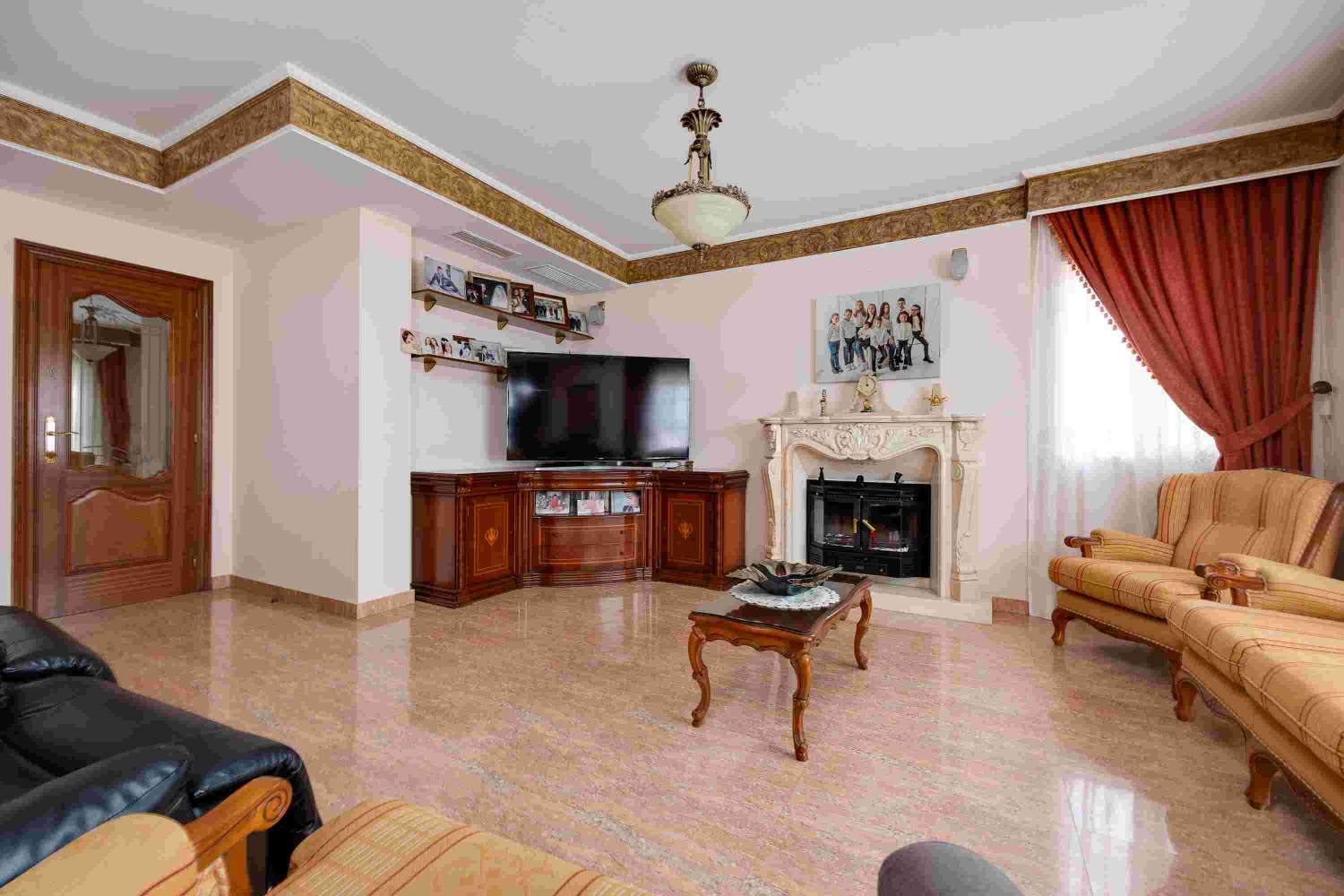 VILLA INDIVIDUELLE DE LUXE EXCLUSIVE À ORIHUELA AVEC UN GRAND TERRAIN ET UNE INTIMITÉ TOTALE