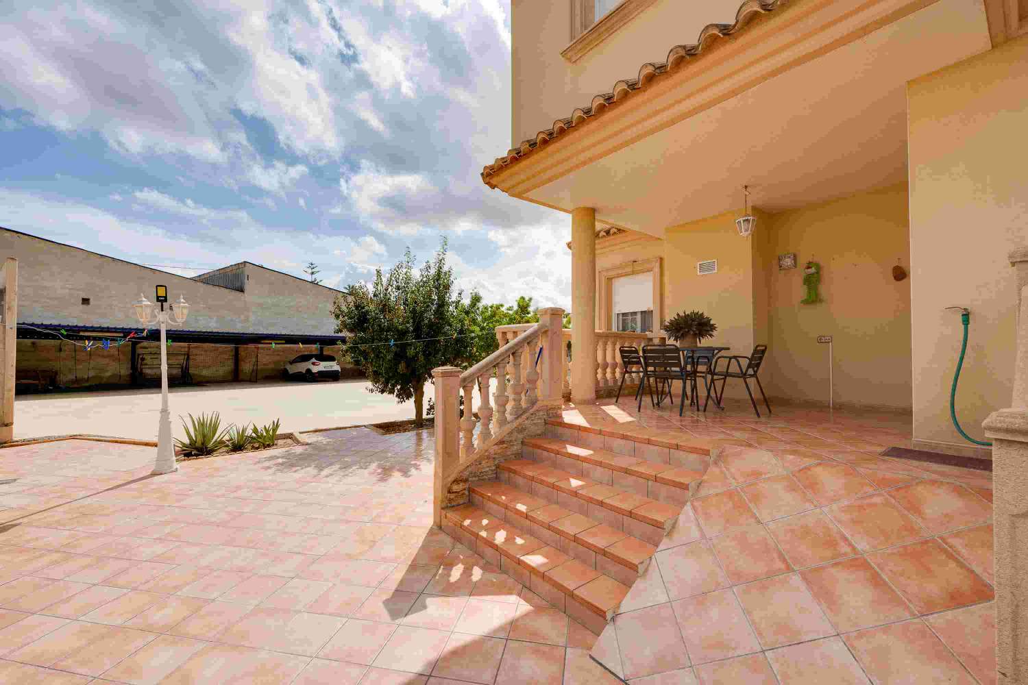 EXKLUSIVE LUXURIÖSE FREISTEHENDE VILLA IN ORIHUELA MIT GROSSEM GRUNDSTÜCK UND ABSOLUTER PRIVATSPHÄRE