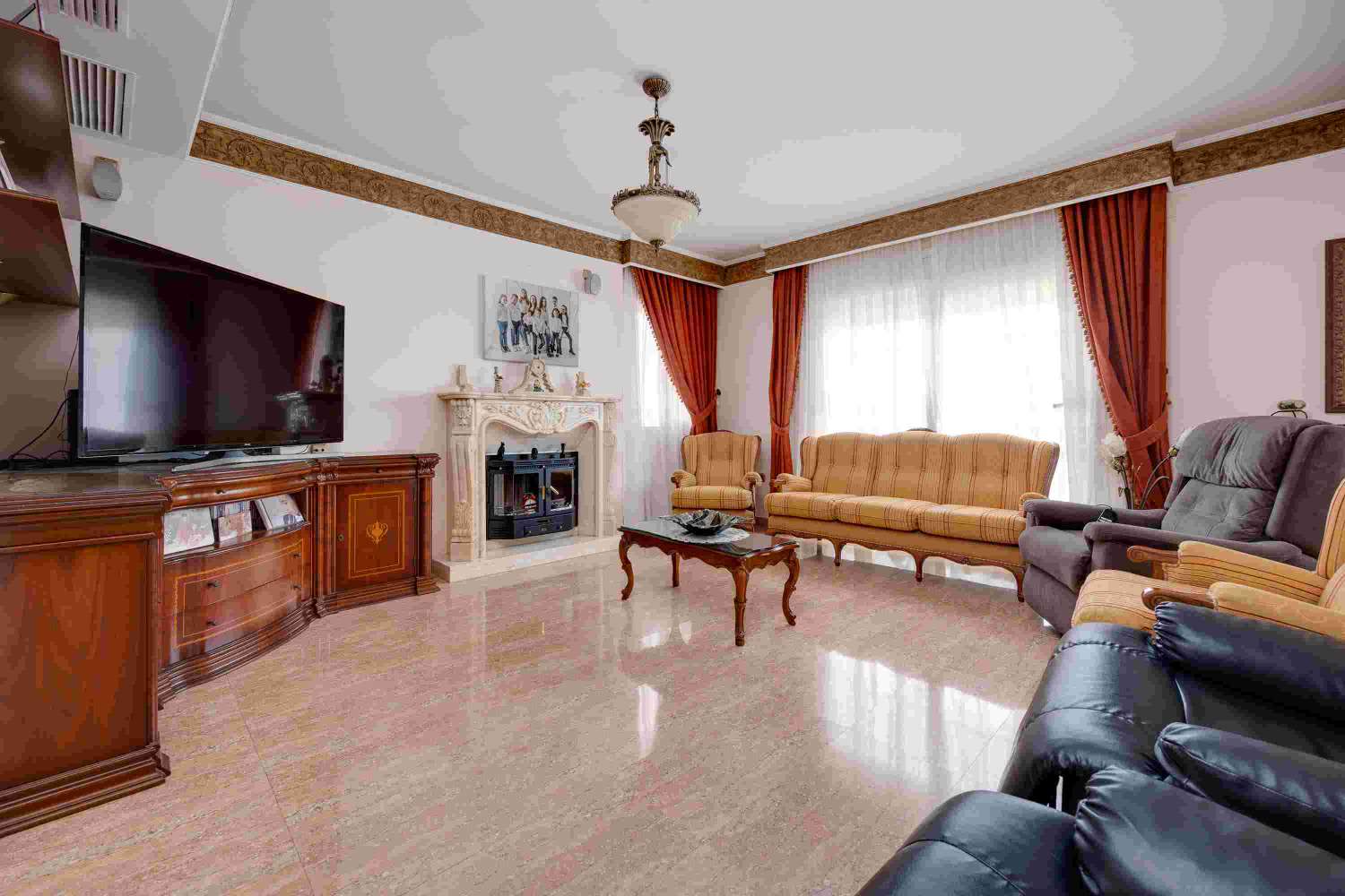 VILLA INDIVIDUELLE DE LUXE EXCLUSIVE À ORIHUELA AVEC UN GRAND TERRAIN ET UNE INTIMITÉ TOTALE