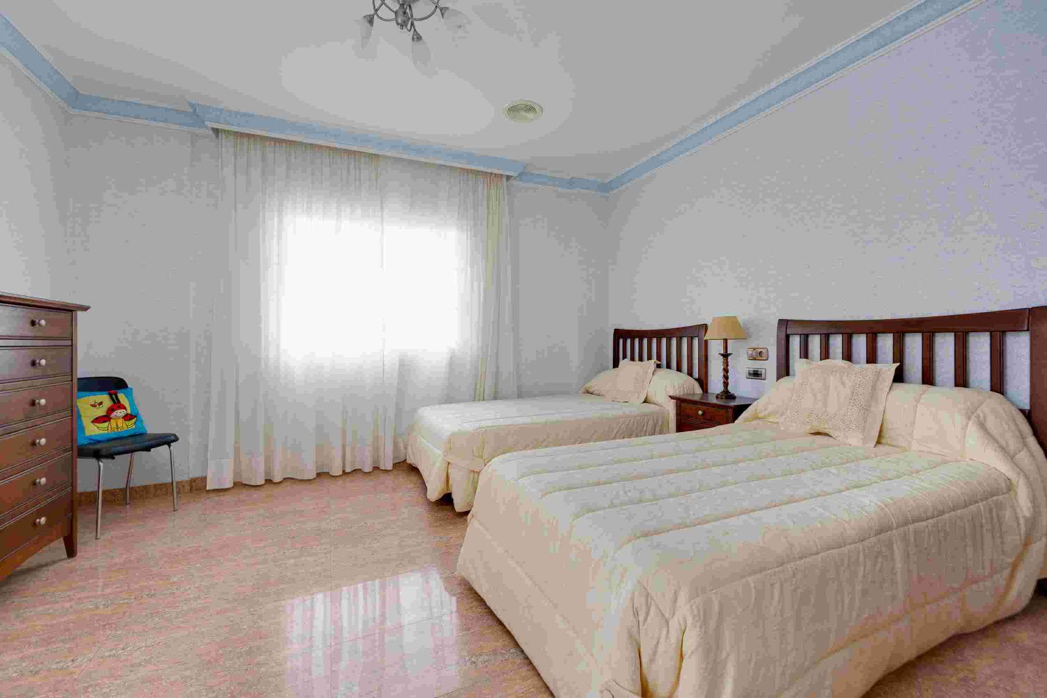 EXKLUSIVE LUXURIÖSE FREISTEHENDE VILLA IN ORIHUELA MIT GROSSEM GRUNDSTÜCK UND ABSOLUTER PRIVATSPHÄRE