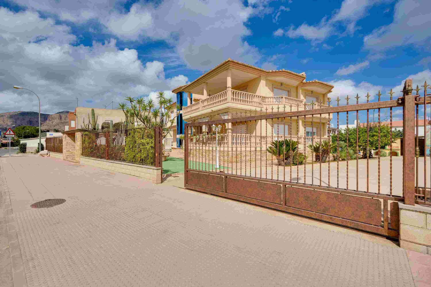 EXKLUSIVE LUXURIÖSE FREISTEHENDE VILLA IN ORIHUELA MIT GROSSEM GRUNDSTÜCK UND ABSOLUTER PRIVATSPHÄRE