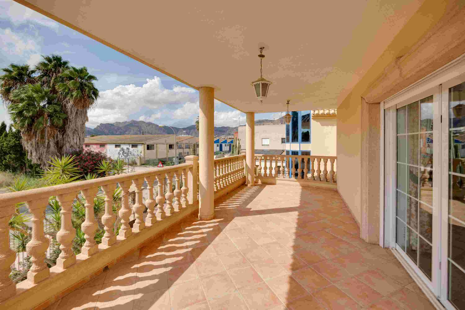 VILLA INDIVIDUELLE DE LUXE EXCLUSIVE À ORIHUELA AVEC UN GRAND TERRAIN ET UNE INTIMITÉ TOTALE