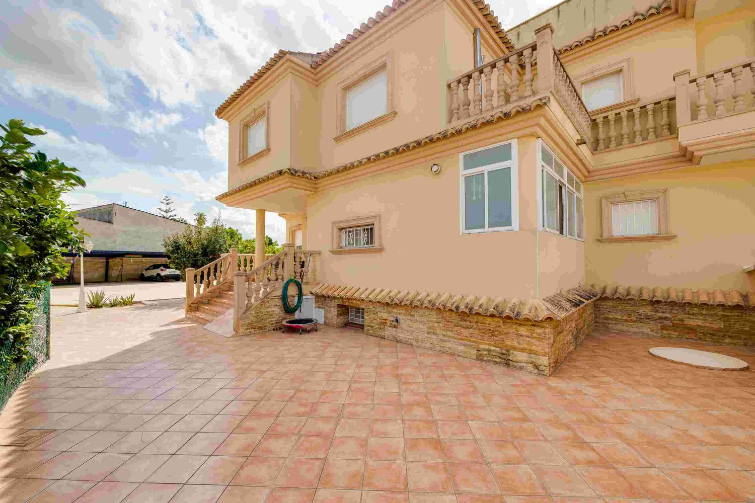 EXKLUSIVE LUXURIÖSE FREISTEHENDE VILLA IN ORIHUELA MIT GROSSEM GRUNDSTÜCK UND ABSOLUTER PRIVATSPHÄRE