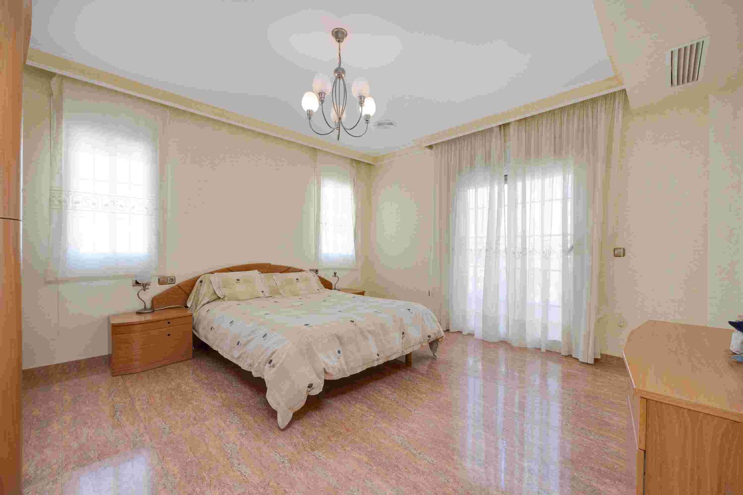 VILLA INDIVIDUELLE DE LUXE EXCLUSIVE À ORIHUELA AVEC UN GRAND TERRAIN ET UNE INTIMITÉ TOTALE