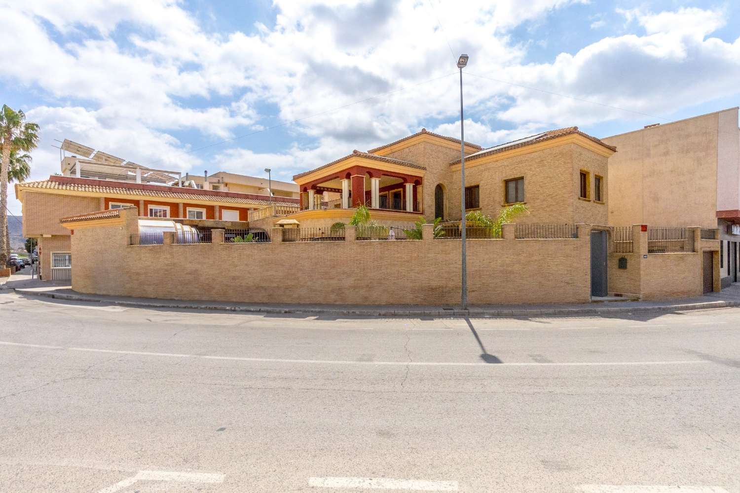 LUXUSVILLA MIT BEHEIZTEM POOL, FITNESSRAUM UND SAUNA IN ORIHUELA