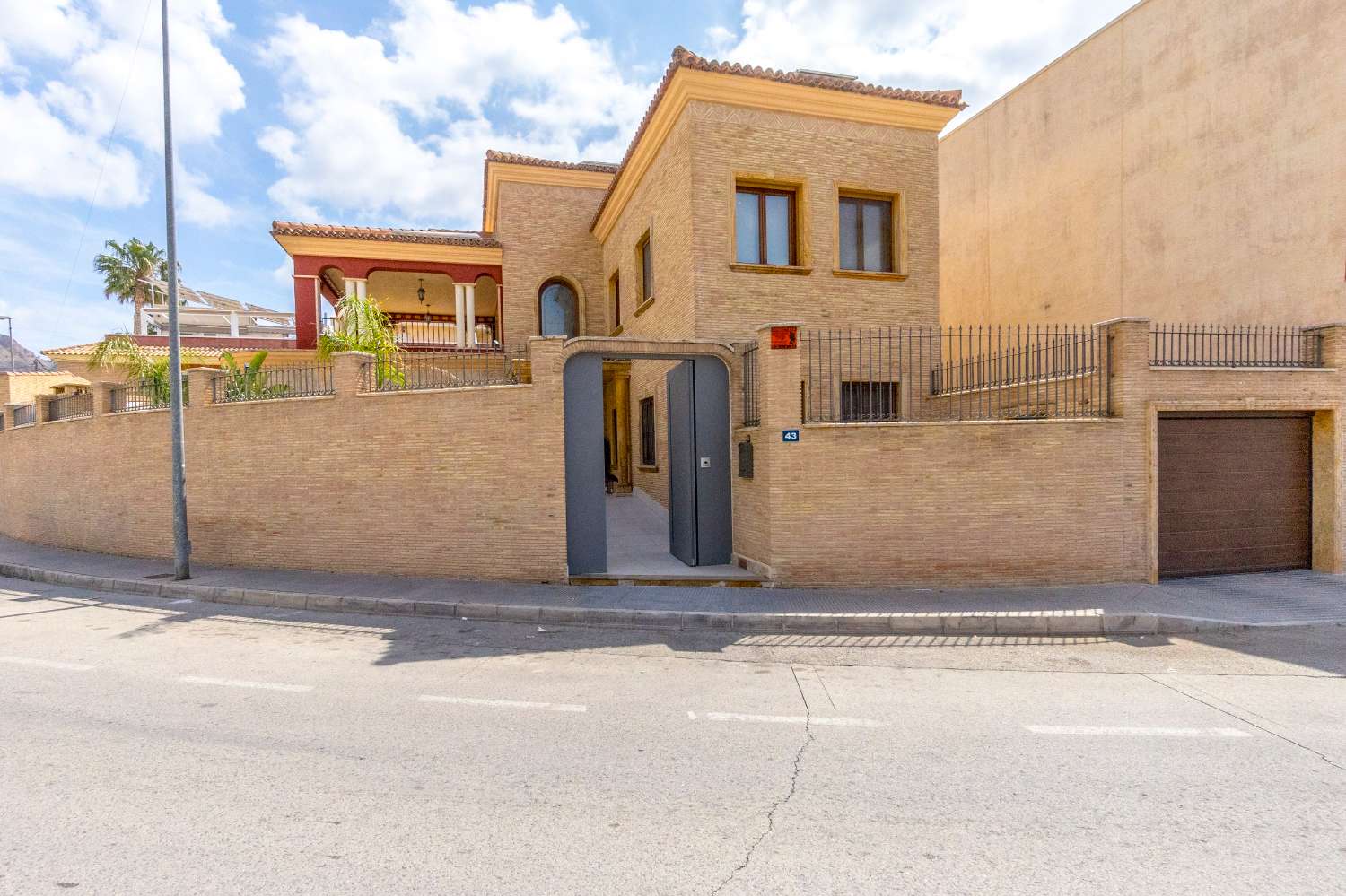 VILLA DE LUXE AVEC PISCINE CHAUFFÉE, SALLE DE SPORT ET SAUNA À ORIHUELA