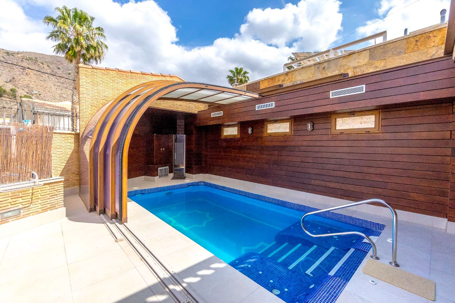 LUXE VILLA MET VERWARMD ZWEMBAD, FITNESSRUIMTE EN SAUNA IN ORIHUELA