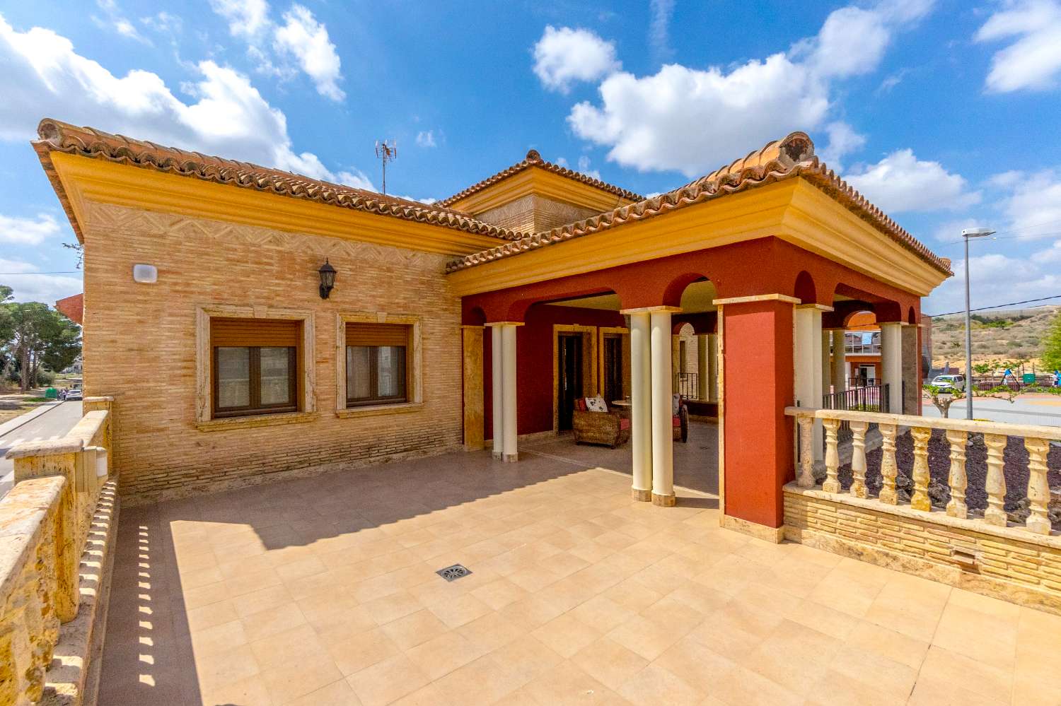 VILLA DE LUXE AVEC PISCINE CHAUFFÉE, SALLE DE SPORT ET SAUNA À ORIHUELA