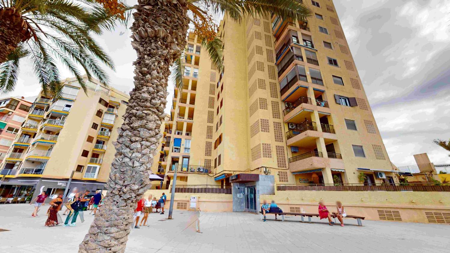 APPARTEMENT AAN HET STRAND MET UITZICHT OP ZEE EN GARAGE IN HET PRESTIGIEUZE PLAYA DEL CURA