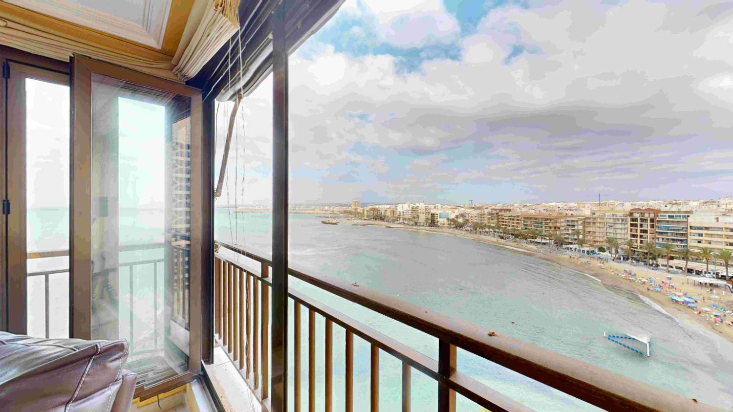 BEACHFRONT APARTMENT WITH SEA VIEWS AND GARAGE IN THE PRESTIGIOUS PLAYA DEL CURA