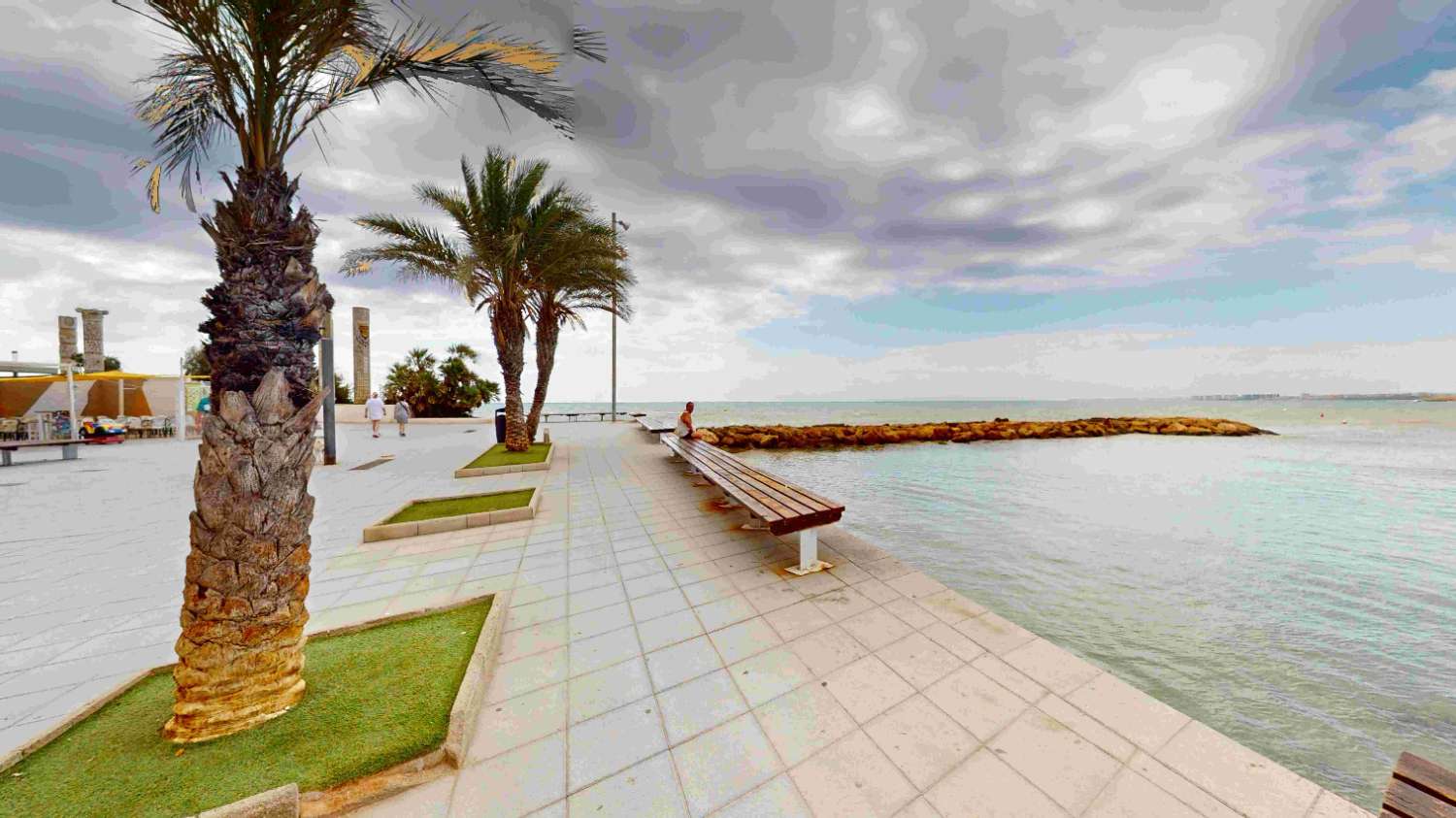 BEACHFRONT APARTMENT WITH SEA VIEWS AND GARAGE IN THE PRESTIGIOUS PLAYA DEL CURA