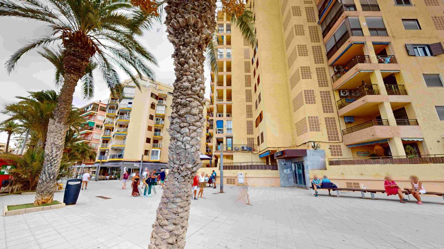 APPARTEMENT AAN HET STRAND MET UITZICHT OP ZEE EN GARAGE IN HET PRESTIGIEUZE PLAYA DEL CURA