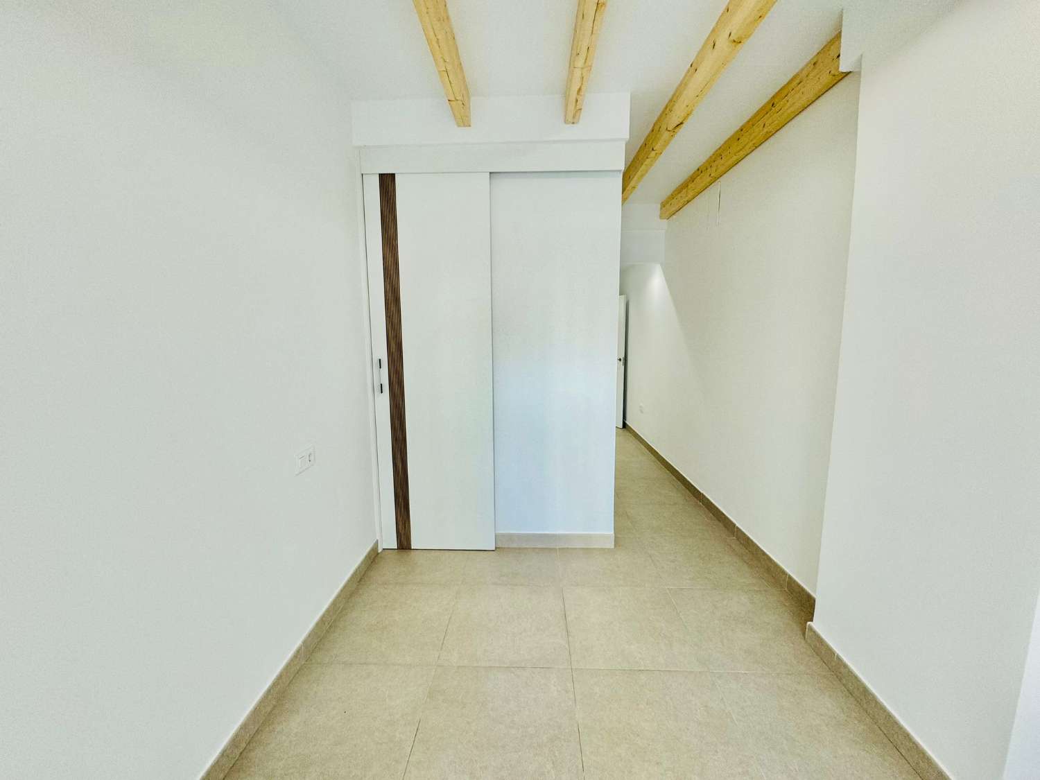 VELKOLEPÝ ZBRUSU NOVÝ APARTMÁN V GUARDAMAR DEL SEGURA POUHÝCH 300 M OD PLÁŽE!