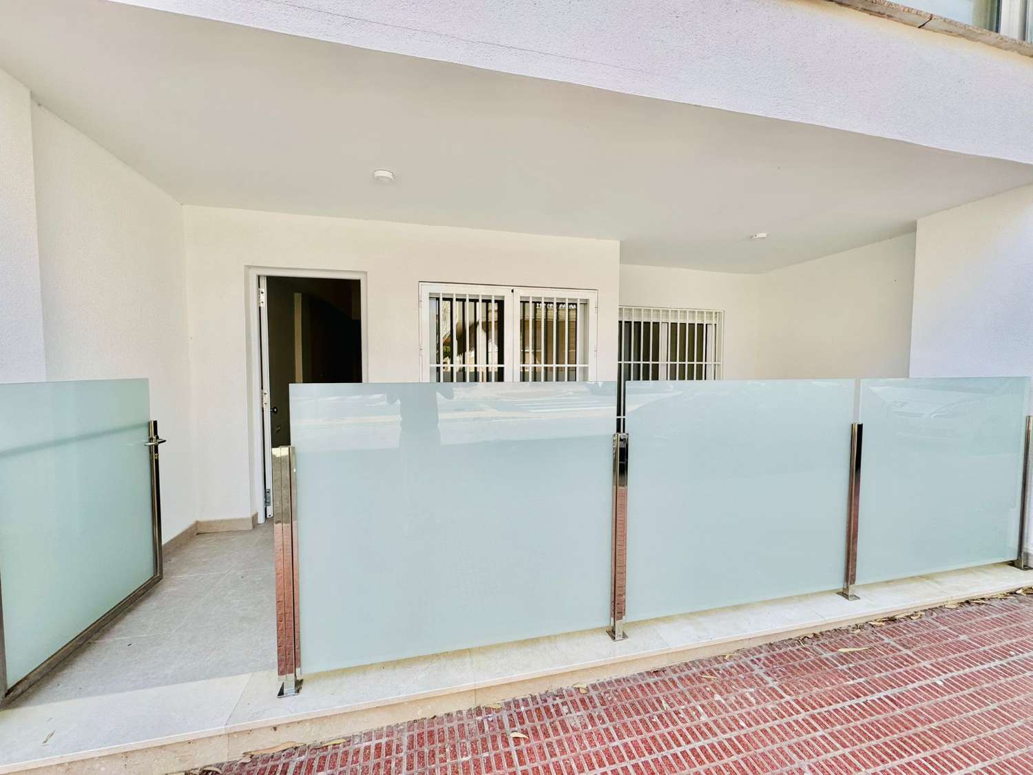 SPECTACULAR BRAND NEW APARTMENT IN GUARDAMAR DEL SEGURA JUST 300M FROM THE BEACH!