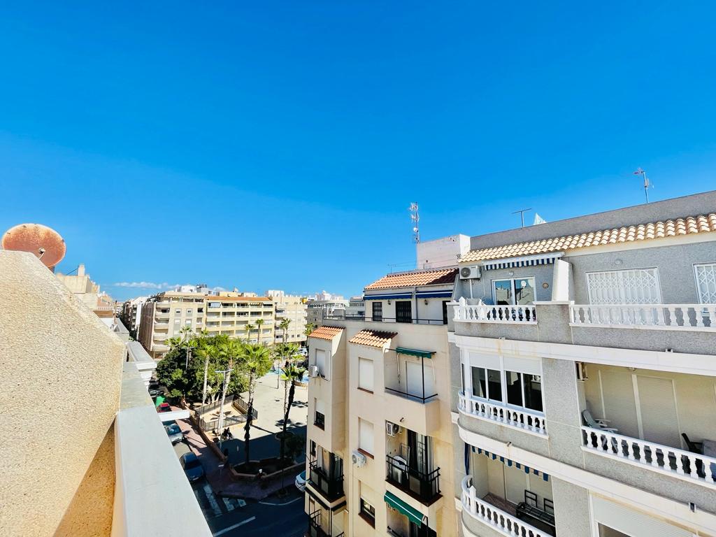 CHARMING PENTHOUSE 200M FROM PLAYA DEL CURA IN TORREVIEJA, BRIGHT AND WITH STUNNING VIEWS!