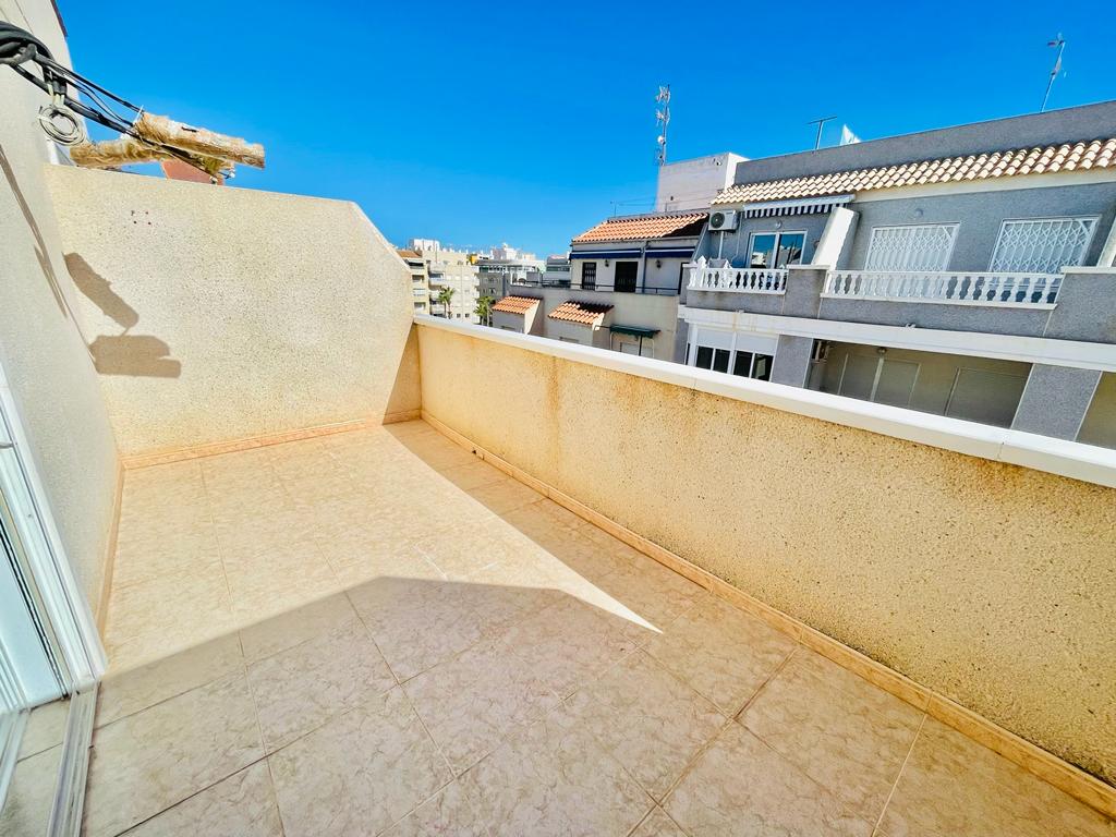 CHARMING PENTHOUSE 200M FROM PLAYA DEL CURA IN TORREVIEJA, BRIGHT AND WITH STUNNING VIEWS!