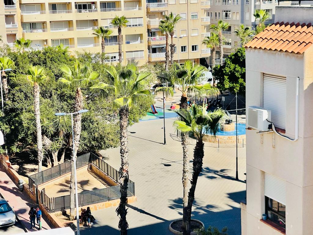 ¡ENCANTADOR ÁTICO A 200M DE LA PLAYA DEL CURA EN TORREVIEJA, LUMINOSO Y CON VISTAS IMPRESIONANTES!