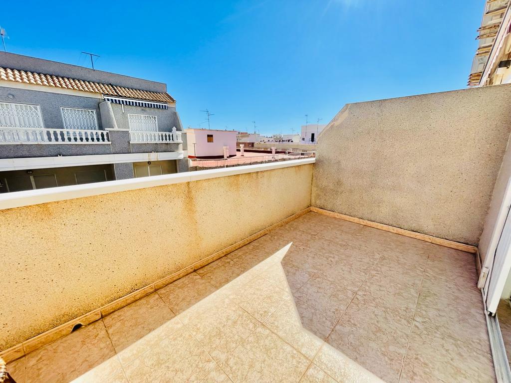 CHARMING PENTHOUSE 200M FROM PLAYA DEL CURA IN TORREVIEJA, BRIGHT AND WITH STUNNING VIEWS!