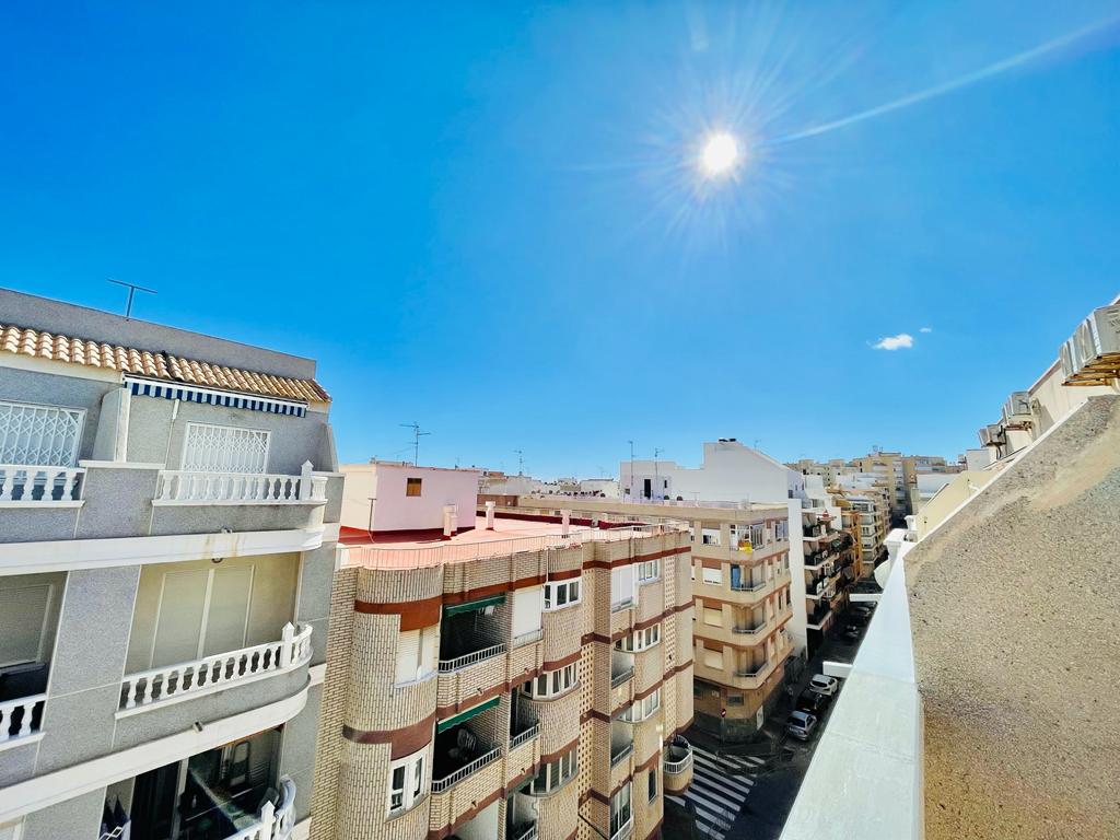 CHARMING PENTHOUSE 200M FROM PLAYA DEL CURA IN TORREVIEJA, BRIGHT AND WITH STUNNING VIEWS!