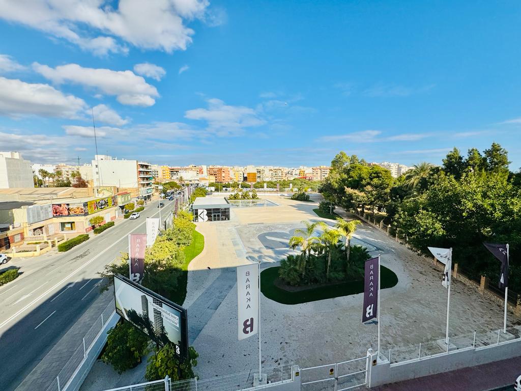 KODIKAS HUONEISTO TORREVIEJASSA VAIN 100 METRIN PÄÄSSÄ RANNASTA, JOSSA ON SUURI TERASSI JA VALMIS MUUTTAMAAN!