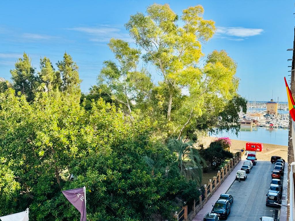 MYSIG LÄGENHET I TORREVIEJA BARA 100M FRÅN STRANDEN, MED EN STOR TERRASS OCH REDO ATT FLYTTA IN!