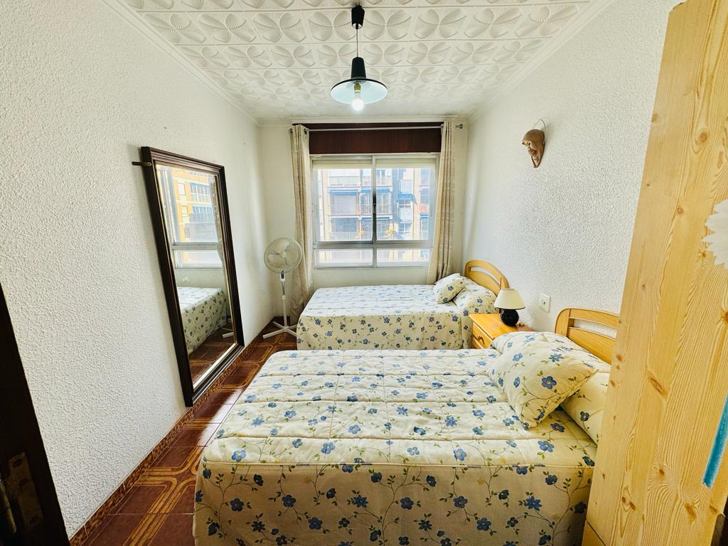 ¡ACOGEDOR APARTAMENTO EN TORREVIEJA A SOLO 100M DE LA PLAYA, CON AMPLIA TERRAZA Y LISTO PARA ENTRAR A VIVIR!