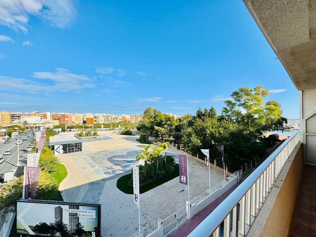 ¡ACOGEDOR APARTAMENTO EN TORREVIEJA A SOLO 100M DE LA PLAYA, CON AMPLIA TERRAZA Y LISTO PARA ENTRAR A VIVIR!