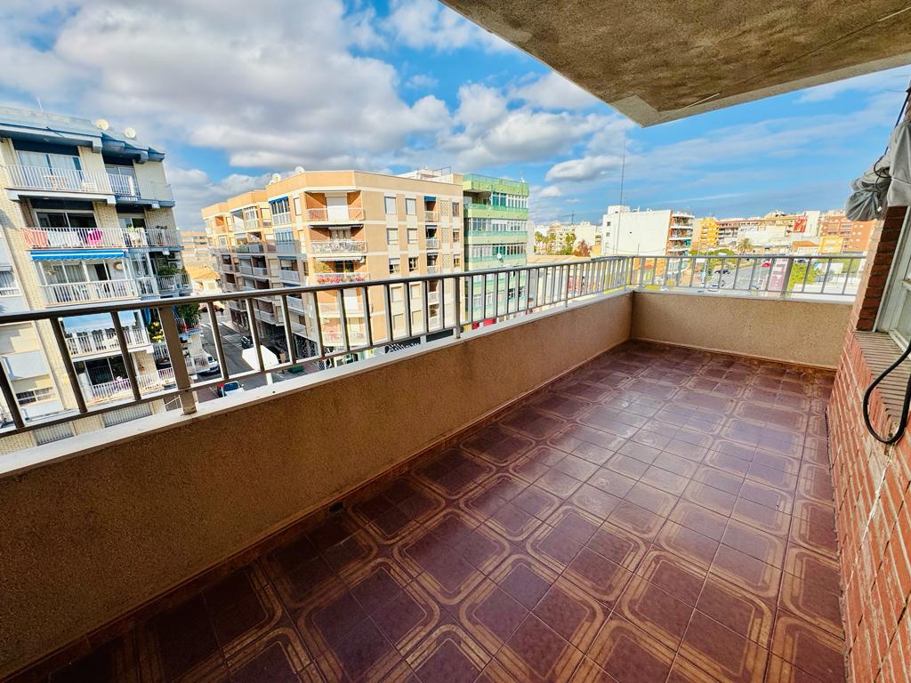 GEZELLIG APPARTEMENT IN TORREVIEJA OP SLECHTS 100 METER VAN HET STRAND, MET EEN GROOT TERRAS EN KLAAR OM IN TE TREKKEN!