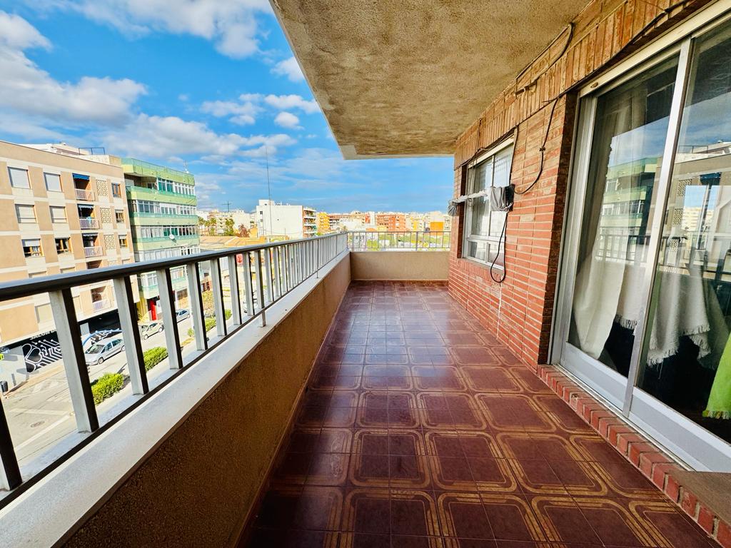 APPARTEMENT CONFORTABLE À TORREVIEJA À SEULEMENT 100M DE LA PLAGE, AVEC UNE GRANDE TERRASSE ET PRÊT À EMMÉNAGER !