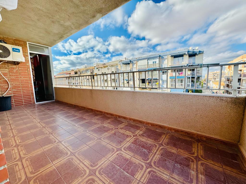 COZY APARTMENT IN TORREVIEJA JUST 100M FROM THE BEACH, WITH A LARGE TERRACE AND READY TO MOVE INTO!