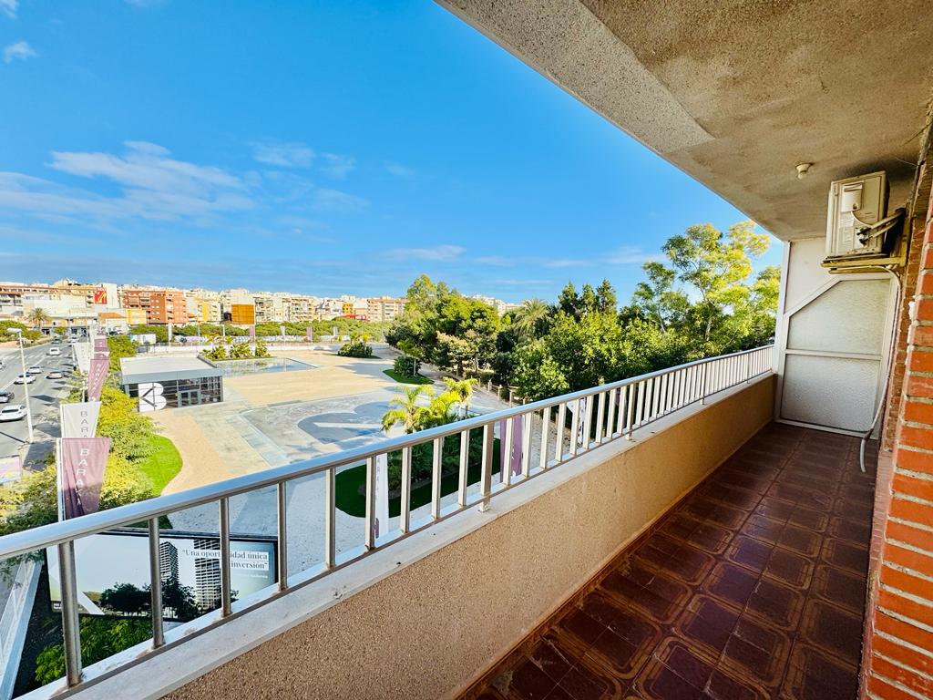 GEMÜTLICHE WOHNUNG IN TORREVIEJA, NUR 100 M VOM STRAND ENTFERNT, MIT EINER GROSSEN TERRASSE UND BEZUGSFERTIG!