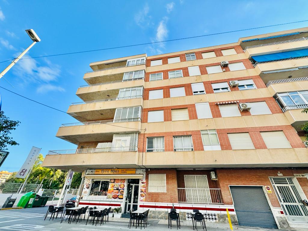 KOSELIG LEILIGHET I TORREVIEJA BARE 100 METER FRA STRANDEN, MED STOR TERRASSE OG KLAR TIL Å FLYTTE INN!