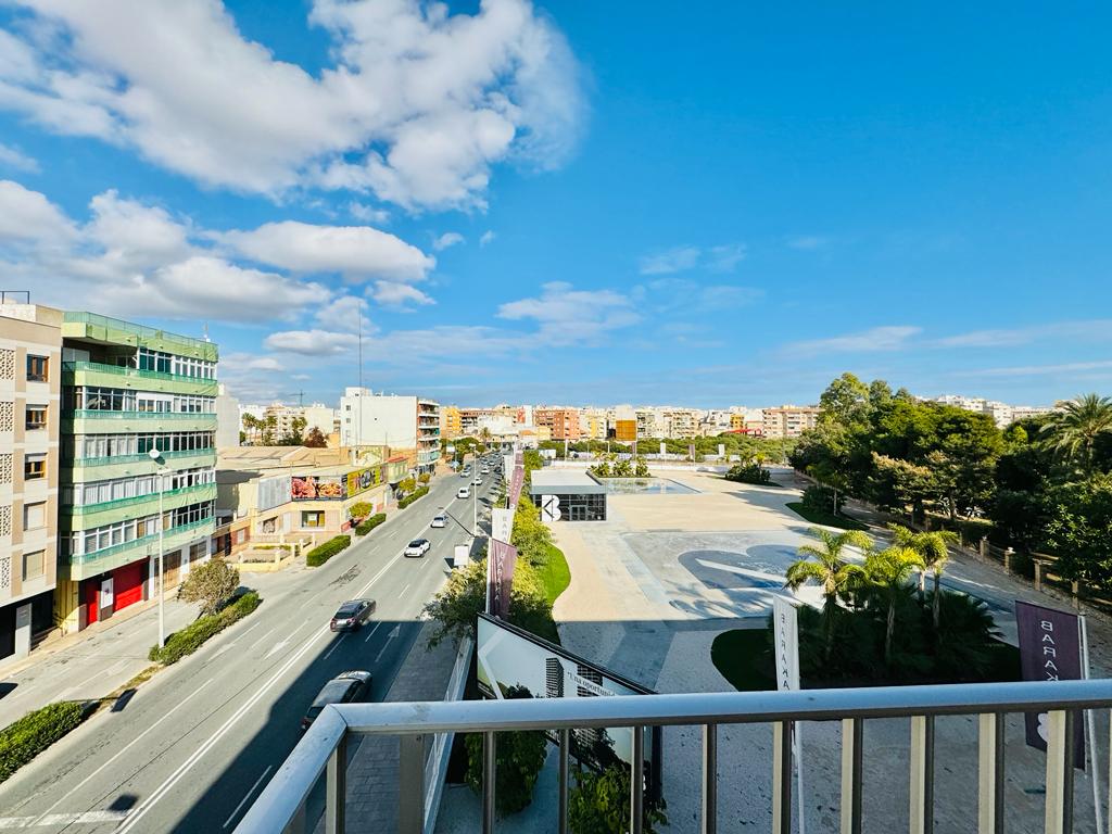 GEZELLIG APPARTEMENT IN TORREVIEJA OP SLECHTS 100 METER VAN HET STRAND, MET EEN GROOT TERRAS EN KLAAR OM IN TE TREKKEN!