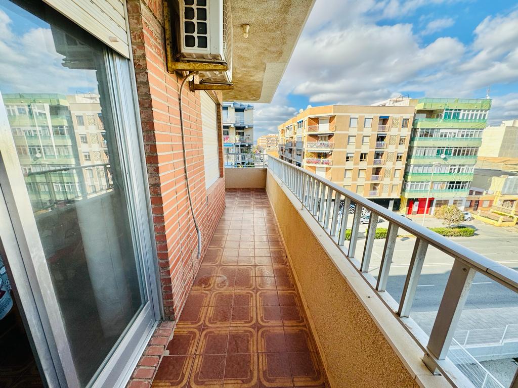 GEZELLIG APPARTEMENT IN TORREVIEJA OP SLECHTS 100 METER VAN HET STRAND, MET EEN GROOT TERRAS EN KLAAR OM IN TE TREKKEN!