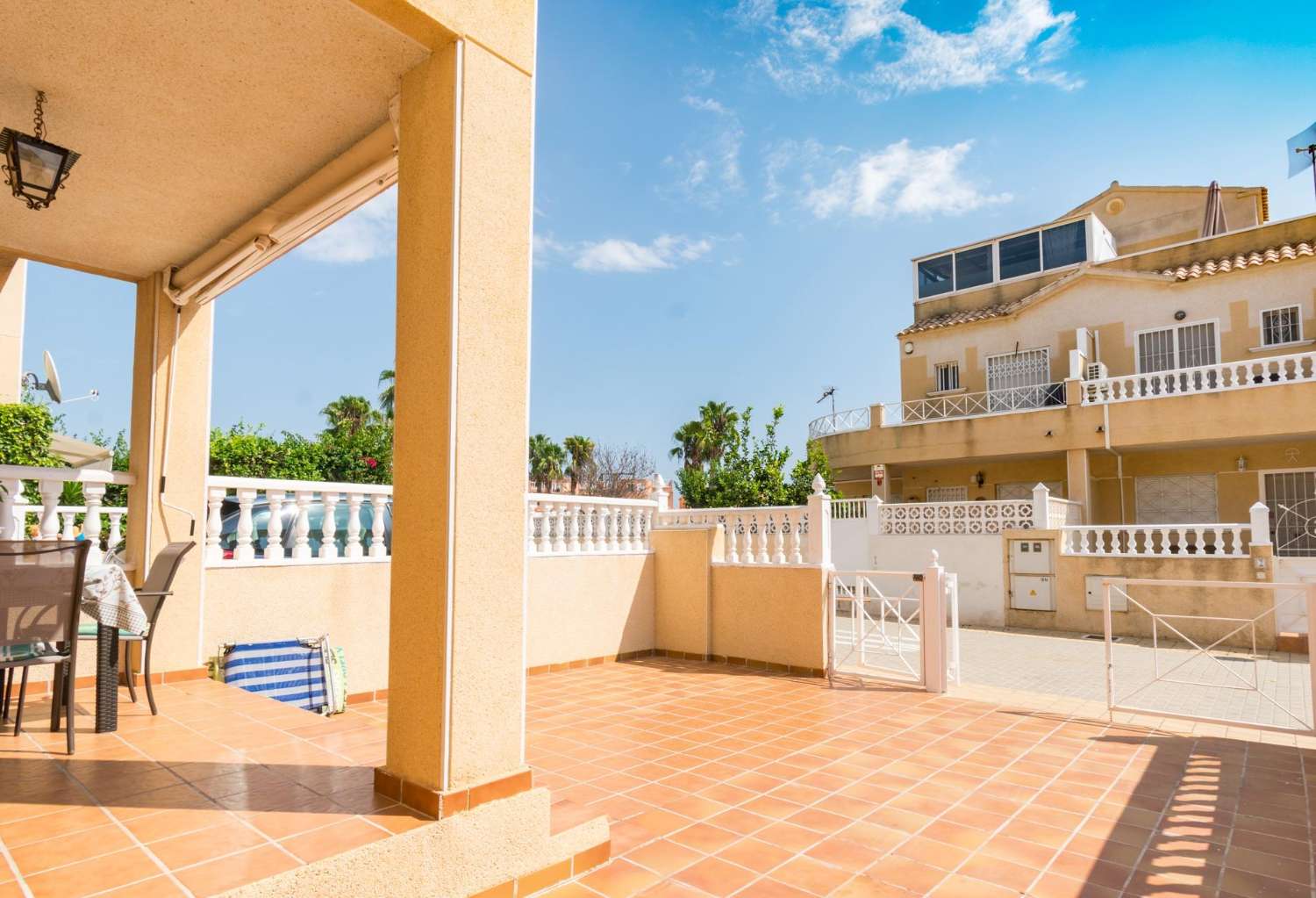 EINE GELEGENHEIT, DIE SIE IN TORREVIEJA NICHT VERPASSEN SOLLTEN! ERDGESCHOSSBUNGALOW MIT GARTEN UND POOL IN RUHIGER URBANISATION