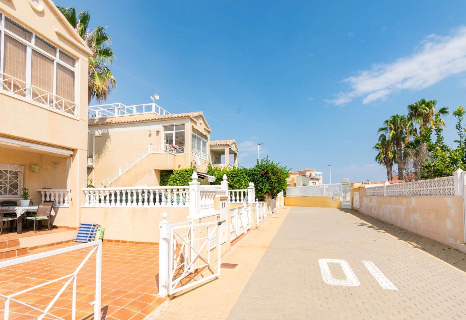 UUNDGÅELIGE MULIGHEDER I TORREVIEJA! STUEETAGEN BUNGALOW MED HAVE OG POOL I ROLIG URBANISERING