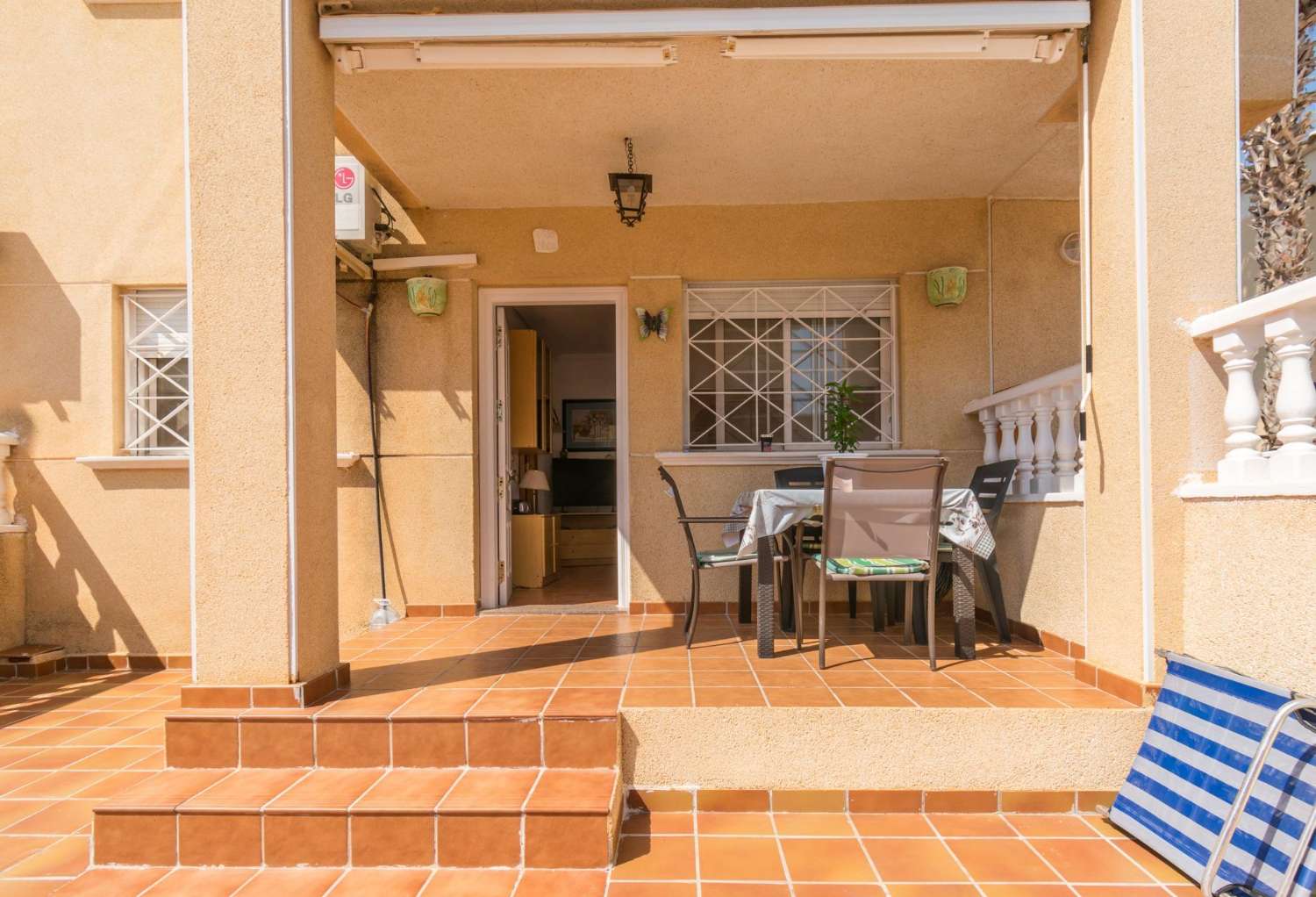 UNMISSABLE OPPORTUNITY IN TORREVIEJA! GROUND FLOOR BUNGALOW WITH GARDEN AND POOL IN QUIET URBANIZATION