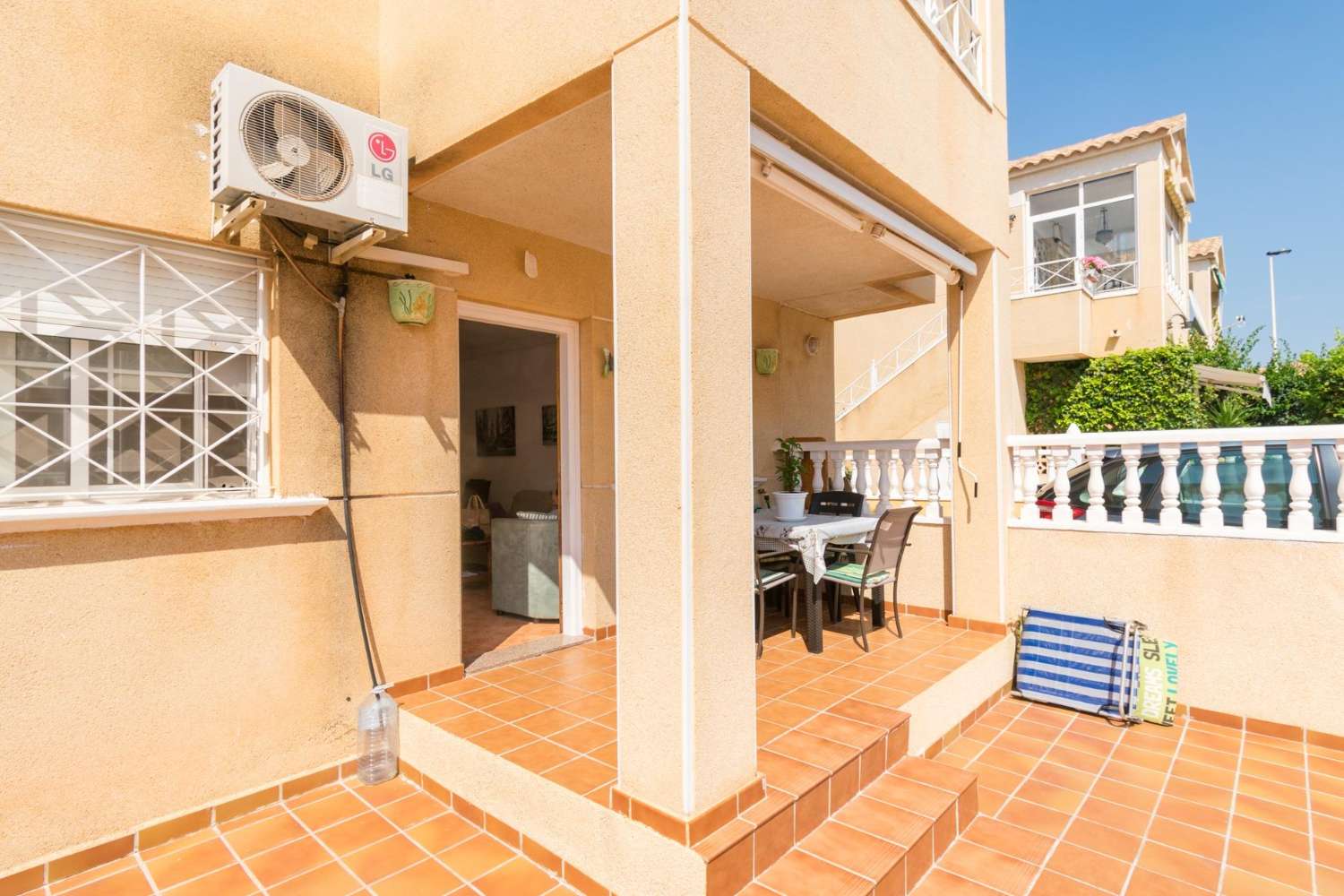 OPPORTUNITÉ À NE PAS MANQUER À TORREVIEJA ! BUNGALOW AU REZ-DE-CHAUSSÉE AVEC JARDIN ET PISCINE DANS UNE URBANISATION CALME