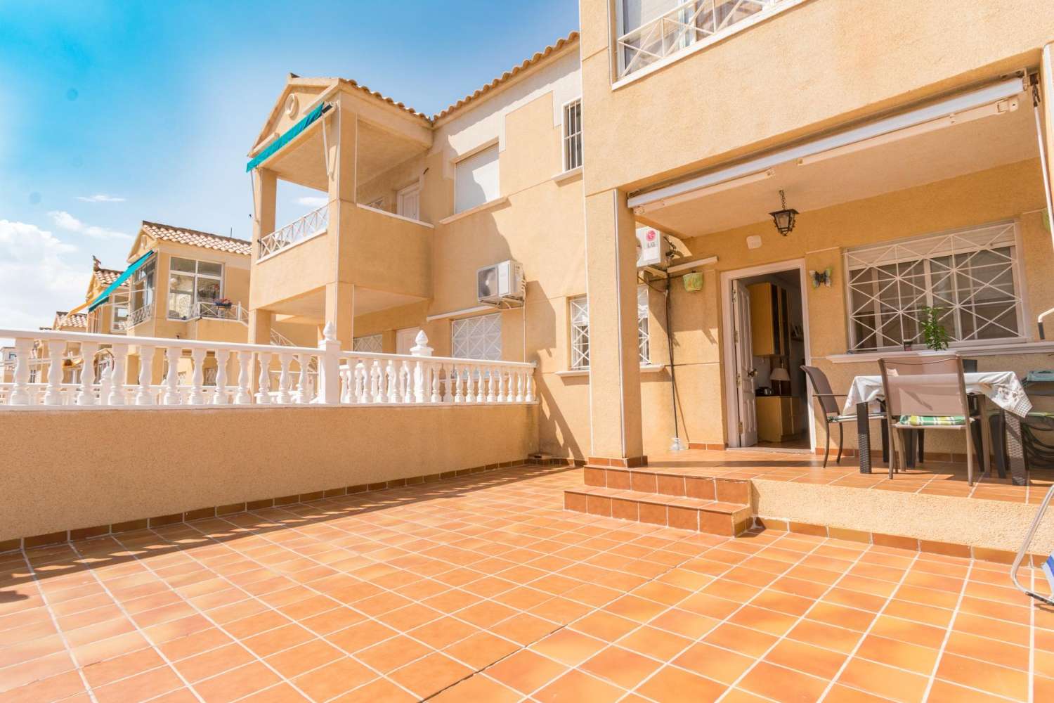 OPPORTUNITÉ À NE PAS MANQUER À TORREVIEJA ! BUNGALOW AU REZ-DE-CHAUSSÉE AVEC JARDIN ET PISCINE DANS UNE URBANISATION CALME