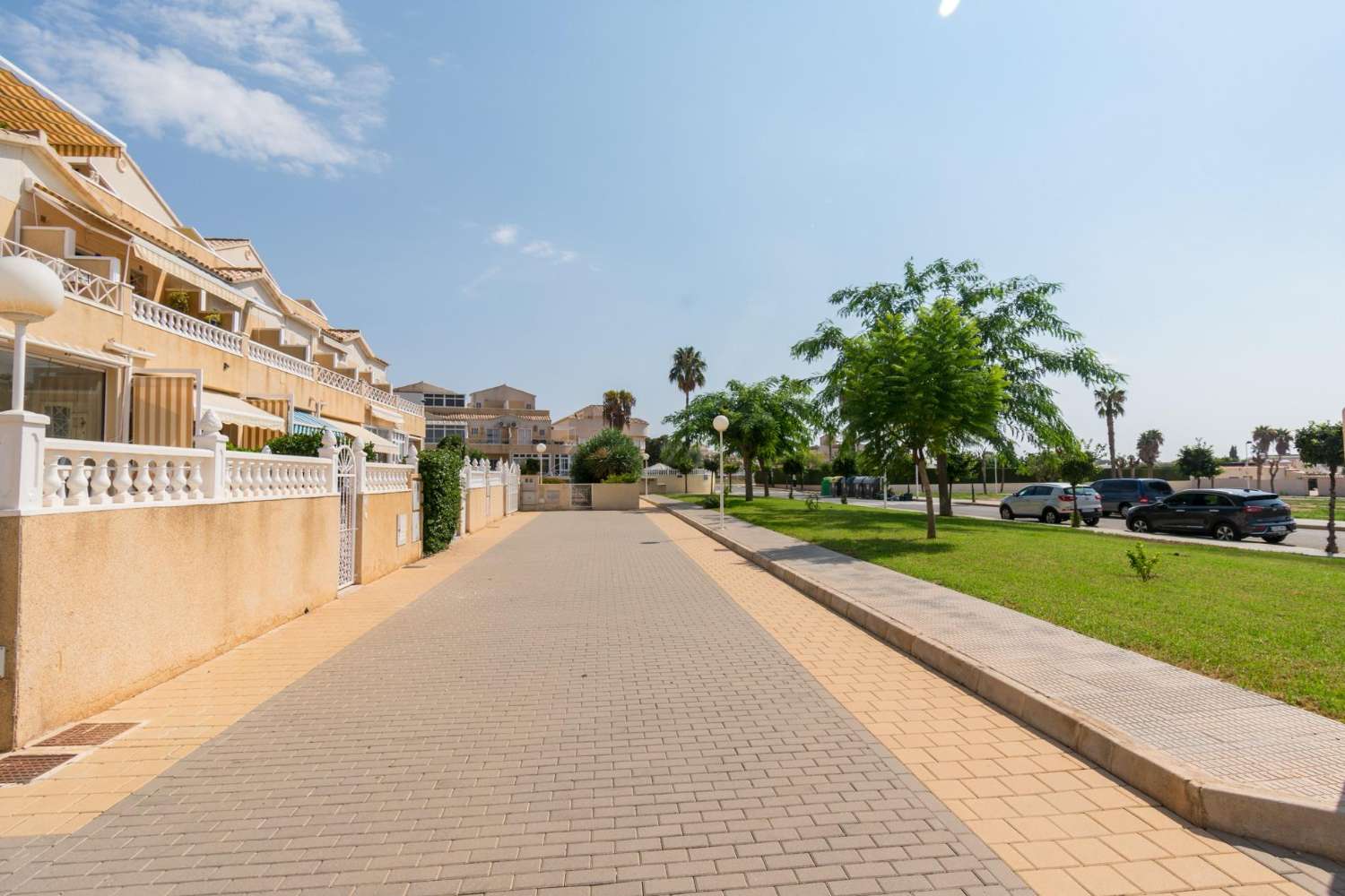 OPPORTUNITÉ À NE PAS MANQUER À TORREVIEJA ! BUNGALOW AU REZ-DE-CHAUSSÉE AVEC JARDIN ET PISCINE DANS UNE URBANISATION CALME