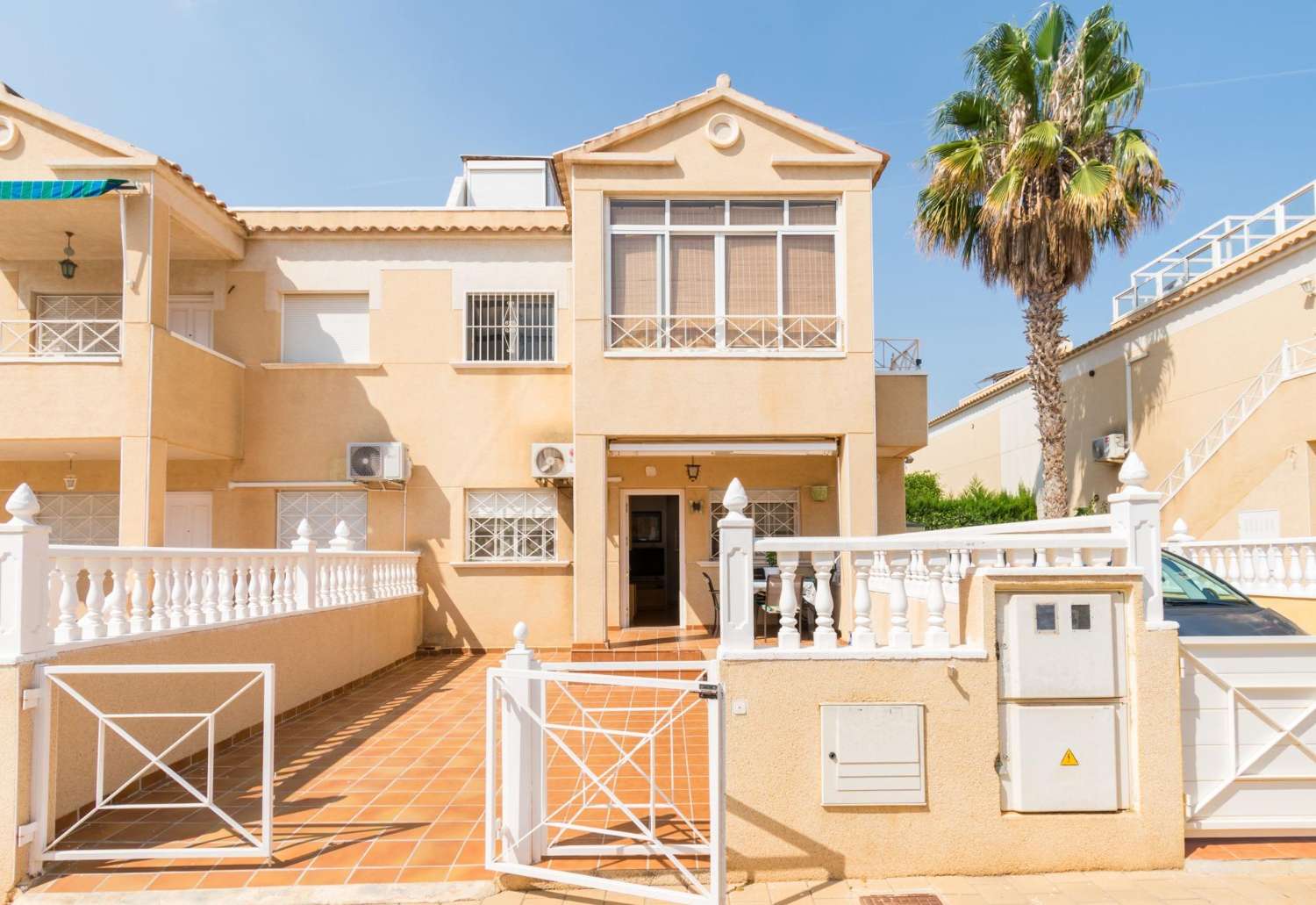 ¡OPORTUNIDAD IMPERDIBLE EN TORREVIEJA! BUNGALOW EN PLANTA BAJA CON JARDÍN Y PISCINA EN URBANIZACIÓN TRANQUILA