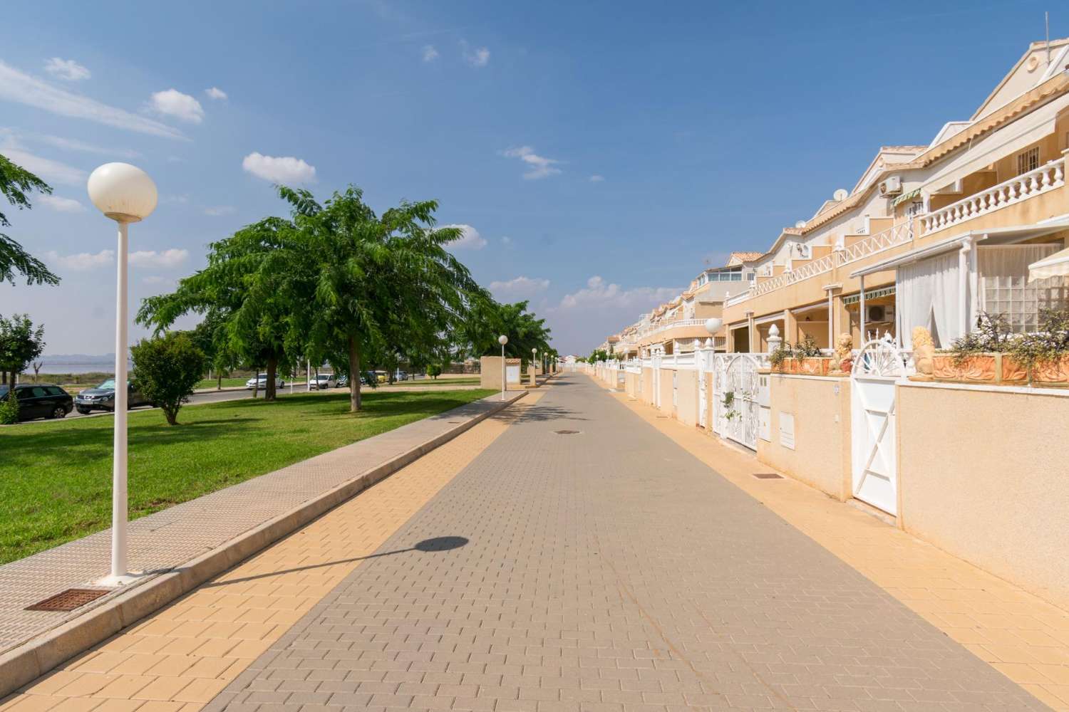 UUNNGÅELIG MULIGHET I TORREVIEJA! BUNGALOW I FØRSTE ETASJE MED HAGE OG BASSENG I ROLIG URBANISERING