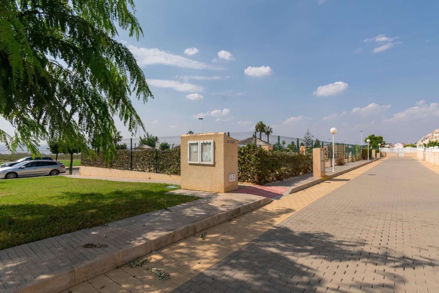 EINE GELEGENHEIT, DIE SIE IN TORREVIEJA NICHT VERPASSEN SOLLTEN! ERDGESCHOSSBUNGALOW MIT GARTEN UND POOL IN RUHIGER URBANISATION